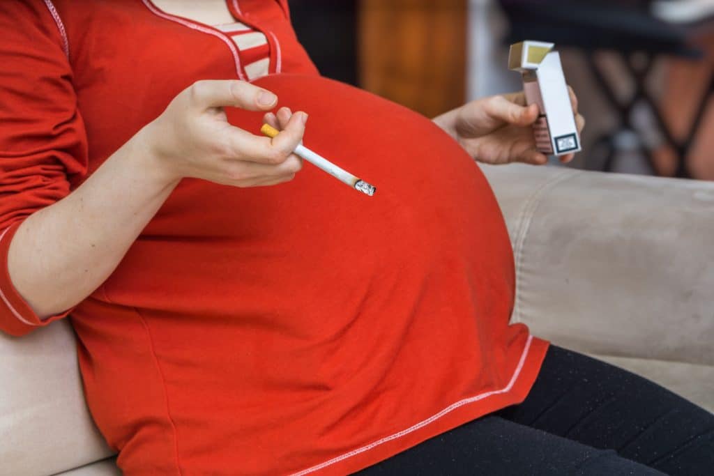 Dangers of smoking while pregnant